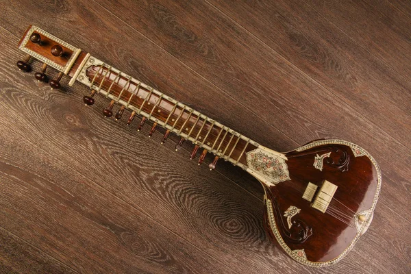 Sitar Instrumento Musical Indiano Deitado Chão Madeira Imagem — Fotografia de Stock
