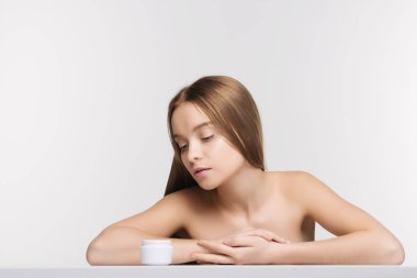 Beyaz arka plan üzerinde izole krem kavanoz kızla güzel spa