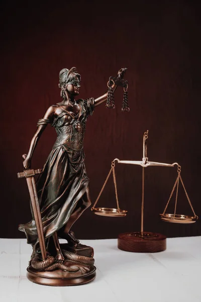 Statue griechischer blinder Göttin themis Bronzestatuette aus Metall mit Maßstäben der Gerechtigkeit. - — Stockfoto