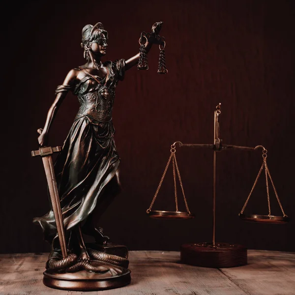 Estatua legal Diosa ciega griega Themis estatuilla de bronce de metal con escalas de justicia . - —  Fotos de Stock