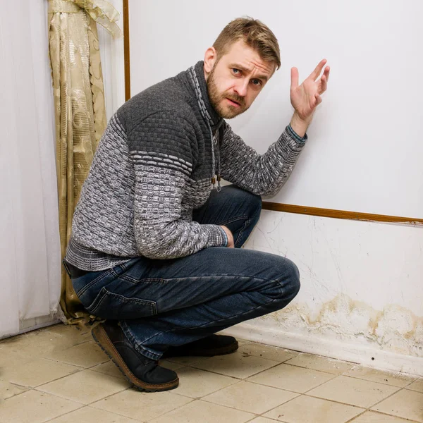 Bearded man in shock from the black mold on the wall — Stock Image Bearded man in shock from the black mold on the wall Royalty Free Stock Photos