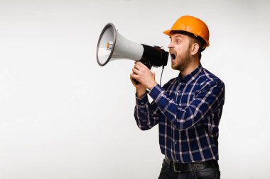 Kızgın çalışan adam Sarı zemin üzerine bir megafon ile