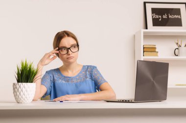 Üzgün ve endişeli girişimci hatta bir Ofis Masası veya ev içinde bir laptop ile çalışma