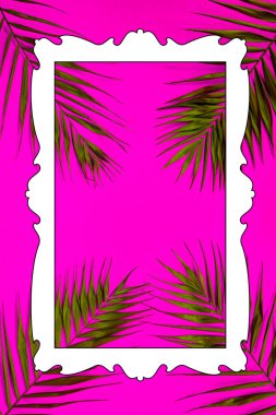 Düz yatıyordu seyahat aksesuarları ile palmiye yaprakları. Ana sayfa görünümü seyahat veya tatil kavramı.