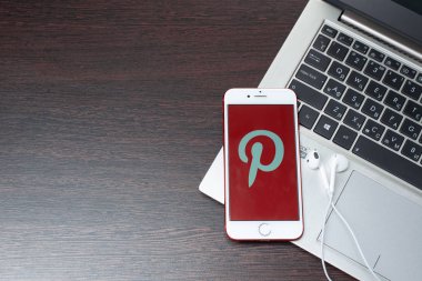 Pinterest logo üstünde iphone perde laptop klavye üzerinde yer.