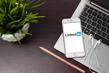 Ekranda Linkedin uygulaması ile Apple iPhone