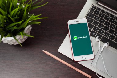 İPhone ekranında WhatsApp logosu ofiste Dizüstü Klavye yerleştirilir