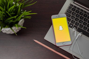 Ekranda Snapchat uygulaması ile yeni Apple iPhone 7 kırmızı