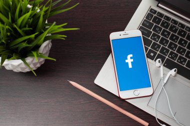 Ekranda Facebook uygulaması ile Apple iPhone 8