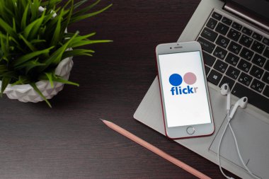 Uyandığımda Flickr uygulaması ile Apple iPhone 8 ofiste EarPods yanında dizüstü klavye yerleştirilir