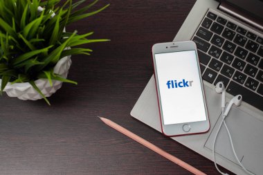 Flickr ile Apple iPhone 7 kırmızı