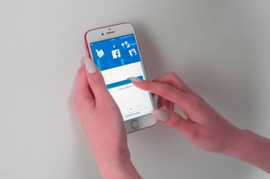 Facebook sosyal medya uygulaması logosu giriş, iPhone 7 kırmızı Mobil Uygulama ekranında kaydolma kayıt sayfası