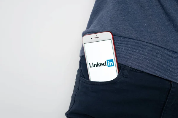 Linkedin en Apple iPhone 8 pantalla en el bolsillo de los vaqueros — Foto de Stock