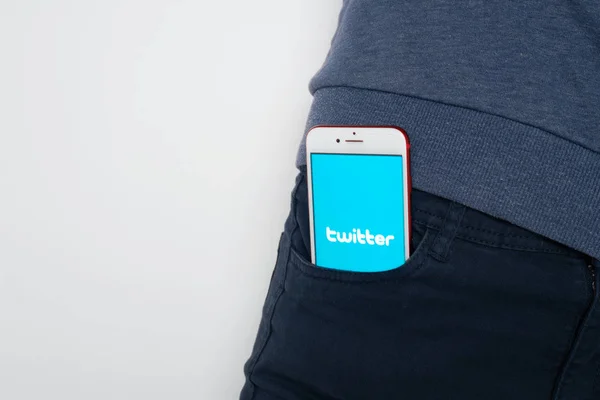 Twitter en la pantalla Apple iPhone 7 en el bolsillo de los vaqueros . — Foto de Stock
