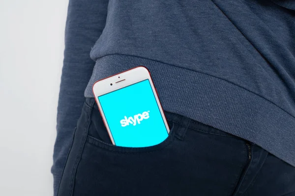 Skype, en la pantalla Apple iPhone 7 en el bolsillo de los vaqueros . — Foto de Stock