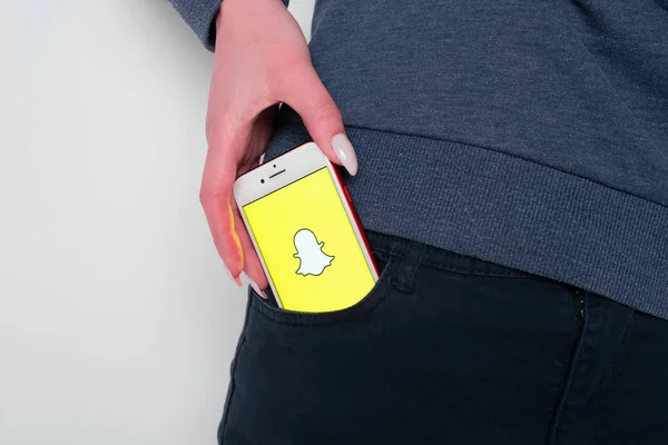 Snapchat en la pantalla de Apple iPhone 7 en el bolsillo de los vaqueros — Foto de Stock