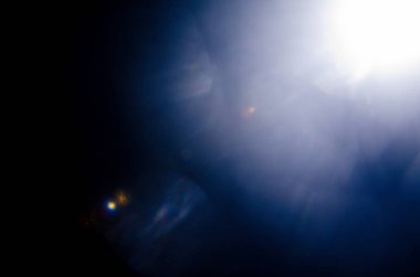 Soyut doğal güneş patlaması veya Far siyah arka plan üzerine yıldız