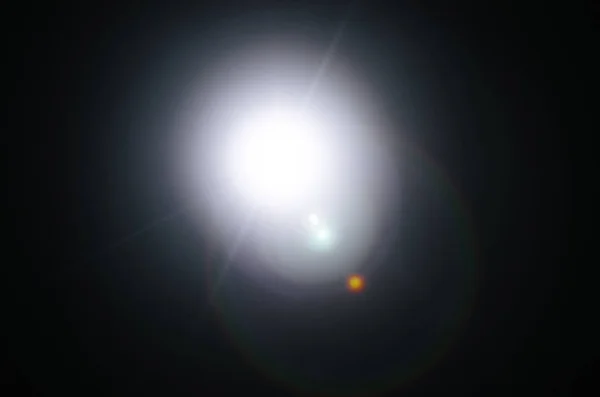 Astratto Sole naturale bagliore o stella lontana sullo sfondo nero — Foto Stock