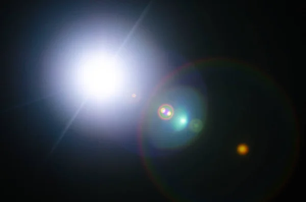 Естественная вспышка на Солнце или дальняя звезда на черном фоне — стоковое фото