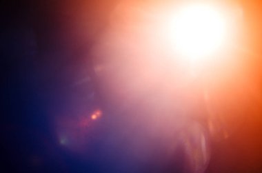 Soyut doğal güneş patlaması veya Far siyah arka plan üzerine yıldız