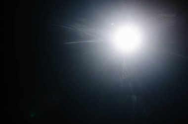 Soyut doğal güneş patlaması veya Far siyah arka plan üzerine yıldız