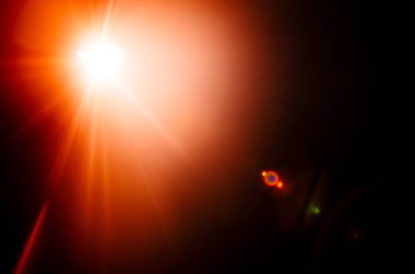 Soyut doğal güneş patlaması veya Far siyah arka plan üzerine yıldız