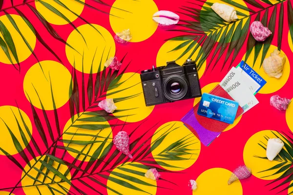 Flat lay accesorios de viaje con hoja de palma, conchas marinas, cámara , — Foto de Stock