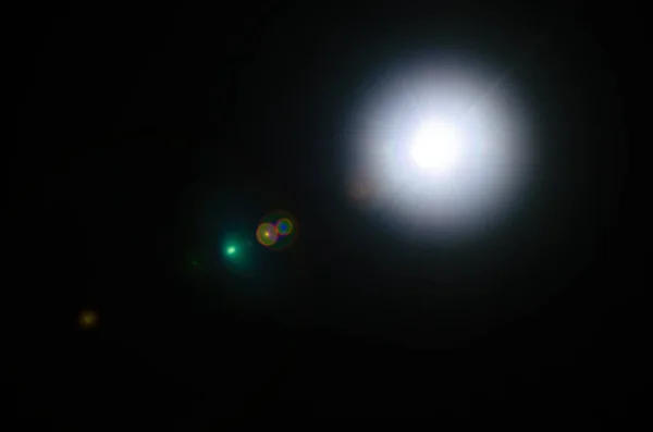 Естественная вспышка на Солнце или дальняя звезда на черном фоне — стоковое фото