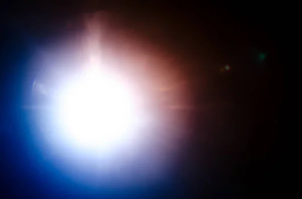Soyut doğal güneş patlaması veya Far siyah arka plan üzerine yıldız — Stok fotoğraf