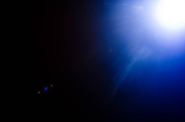 Soyut doğal güneş patlaması veya Far siyah arka plan üzerine yıldız