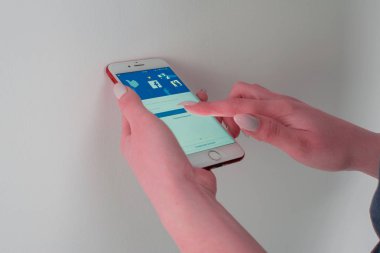 Facebook sosyal medya uygulaması logosu giriş, iş kişinin elinde iPhone akıllı cihazlarda Mobil Uygulama ekranında kaydolma kayıt sayfası