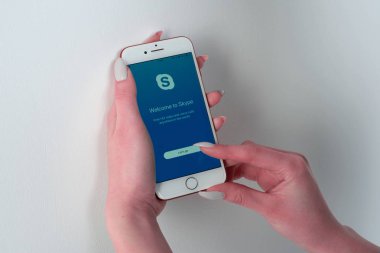 Apple IPhone kullanarak kadın 8 kırmızı gösteren Skype kayıt sayfası