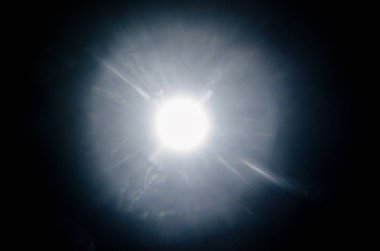 Soyut doğal güneş patlaması veya Far siyah arka plan üzerine yıldız