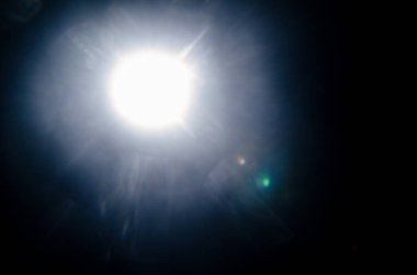 Soyut doğal güneş patlaması veya Far siyah arka plan üzerine yıldız