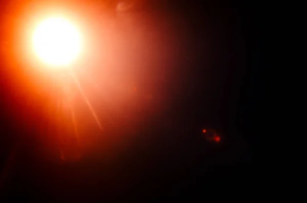 Abstrakte natürliche Sonneneruption oder ferner Stern auf schwarzem Hintergrund — Stockfoto