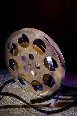 35 mm film reel karanlık bir arka plan üzerinde dramatik aydınlatma ile