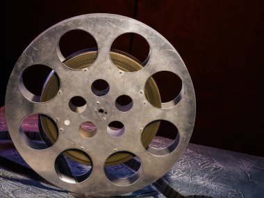 35 mm film reel karanlık bir arka plan üzerinde dramatik aydınlatma ile