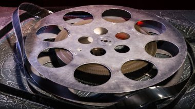 35 mm film reel karanlık bir arka plan üzerinde dramatik aydınlatma ile