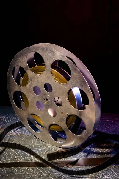 Καρούλι φιλμ 35 mm με δραματικό φωτισμό σε σκούρο φόντο — Φωτογραφία Αρχείου