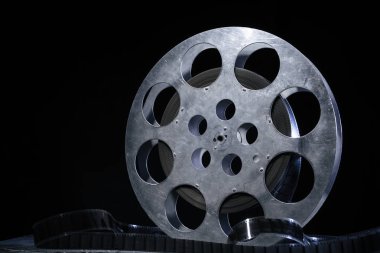 35 mm film reel karanlık bir arka plan üzerinde dramatik aydınlatma ile