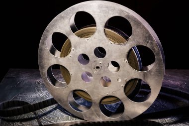 35 mm film reel karanlık bir arka plan üzerinde dramatik aydınlatma ile