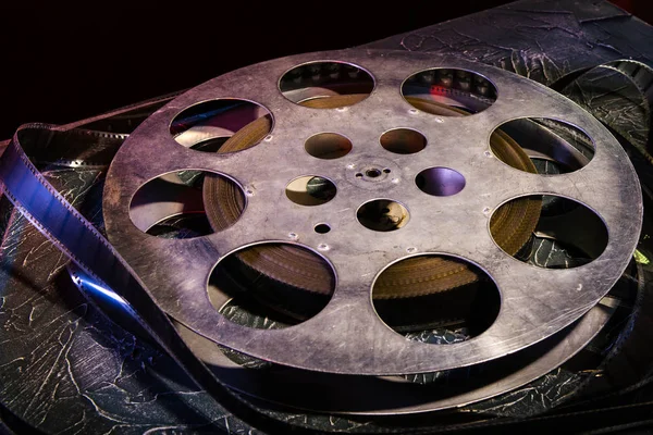 35 mm film reel karanlık bir arka plan üzerinde dramatik aydınlatma ile
