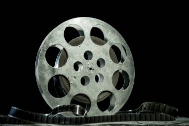 35 mm film reel karanlık bir arka plan üzerinde dramatik aydınlatma ile