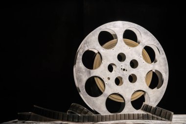35 mm film reel karanlık bir arka plan üzerinde dramatik aydınlatma ile