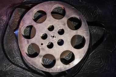 35 mm film reel karanlık bir arka plan üzerinde dramatik aydınlatma ile