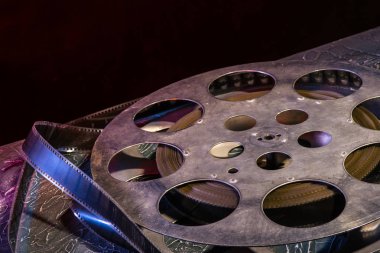 35 mm film reel karanlık bir arka plan üzerinde dramatik aydınlatma ile