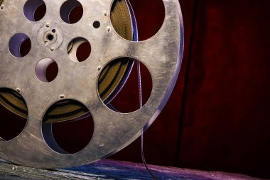 35 mm film reel karanlık bir arka plan üzerinde dramatik aydınlatma ile