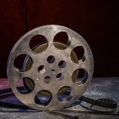 35 mm film reel karanlık bir arka plan üzerinde dramatik aydınlatma ile