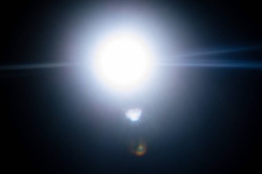 Uzak bir soyut yıldız parıltısı. Soyut güneş patlaması. Mercek parlaması dijital düzeltme tabi olduğu.