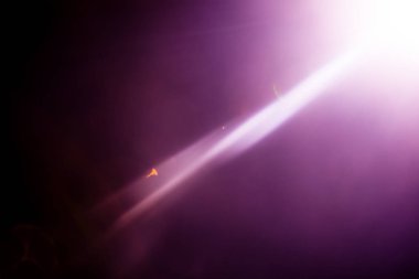 Uzak bir soyut yıldız parıltısı. Soyut güneş patlaması. Mercek parlaması dijital düzeltme tabi olduğu.